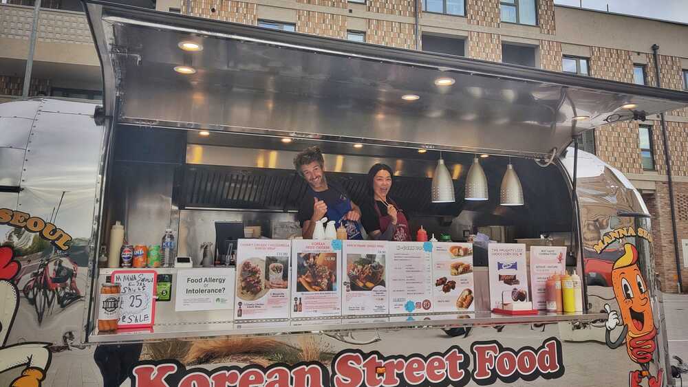 Manna Seoul's truck and team